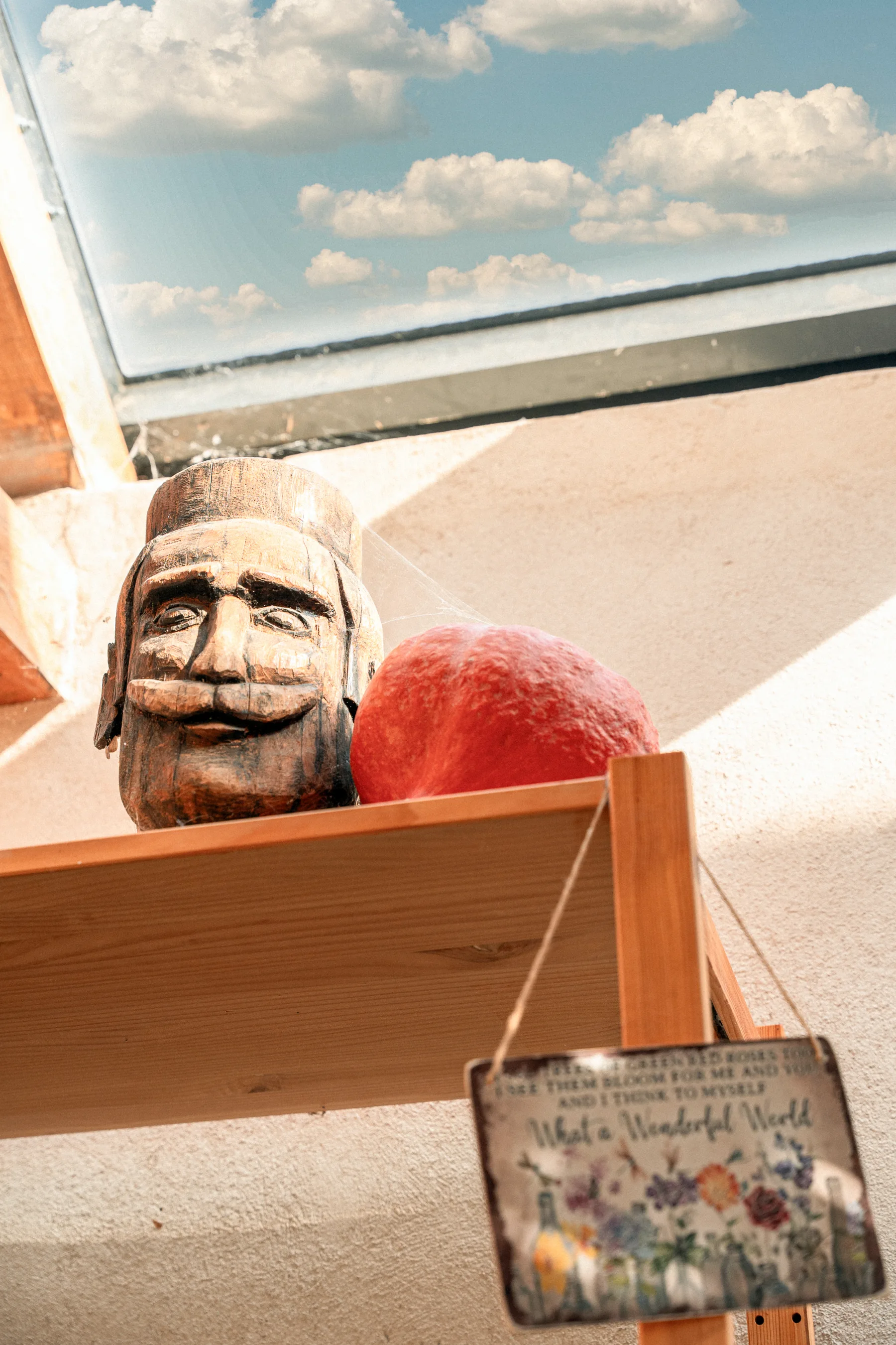 Inside the breathing house, light and stone