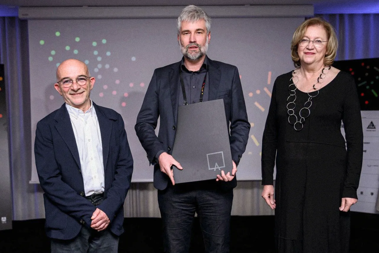 Hrvoje Bota receiving the Croatian Chamber of Architects award alongside the presenters